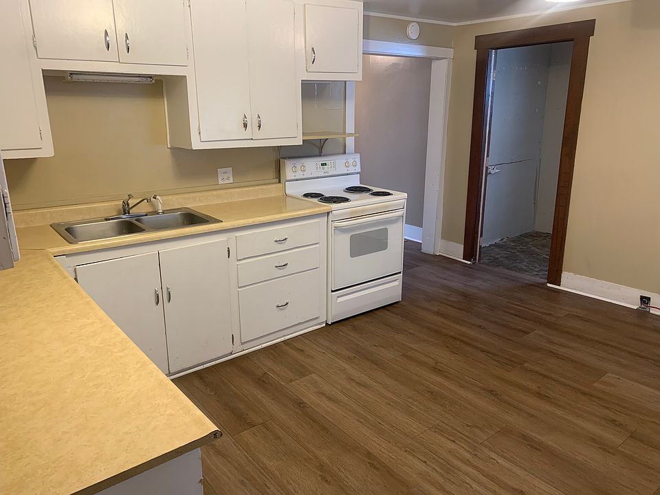 1st image of 212 6th Ave W