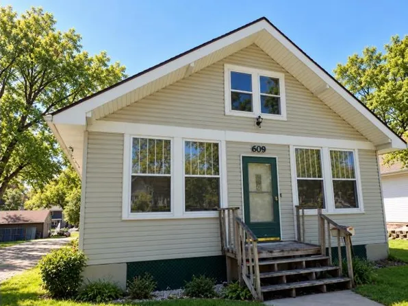609 N 9th St, Estherville, IA 51334