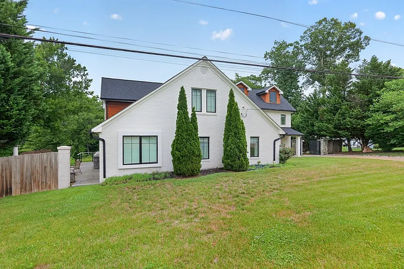 4 bed, 3.5 bath, 3818 sqft, $4,550 — Photo 4