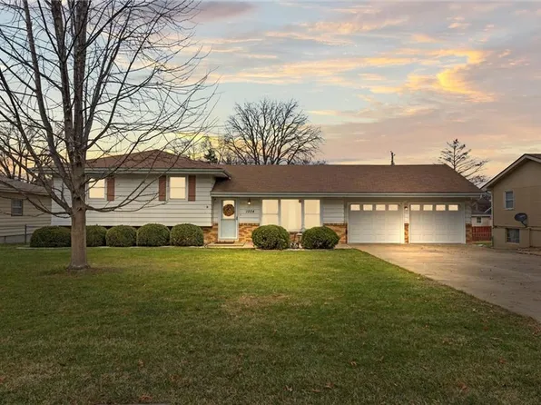 1924 Shawnee St, Leavenworth, KS 66048