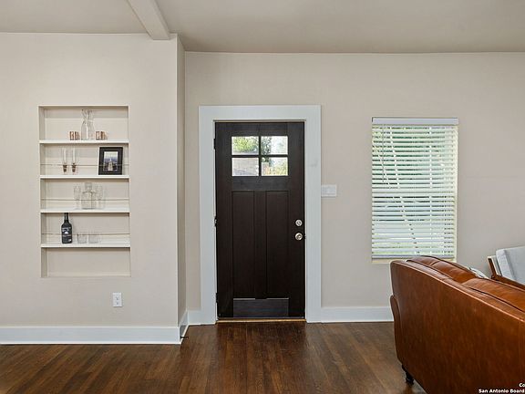 3rd image of 1814 W Gramercy Pl