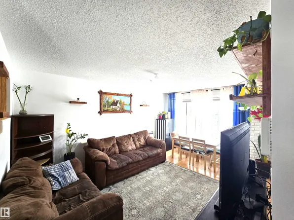 80 Amberly Ct NW, Edmonton, AB T5A 2H9