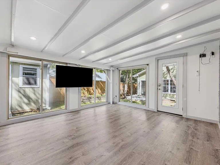 3300 Harris Park Ave — Photo 15