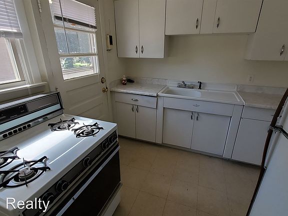 5th image of 106 S Palo Duro St Unit B