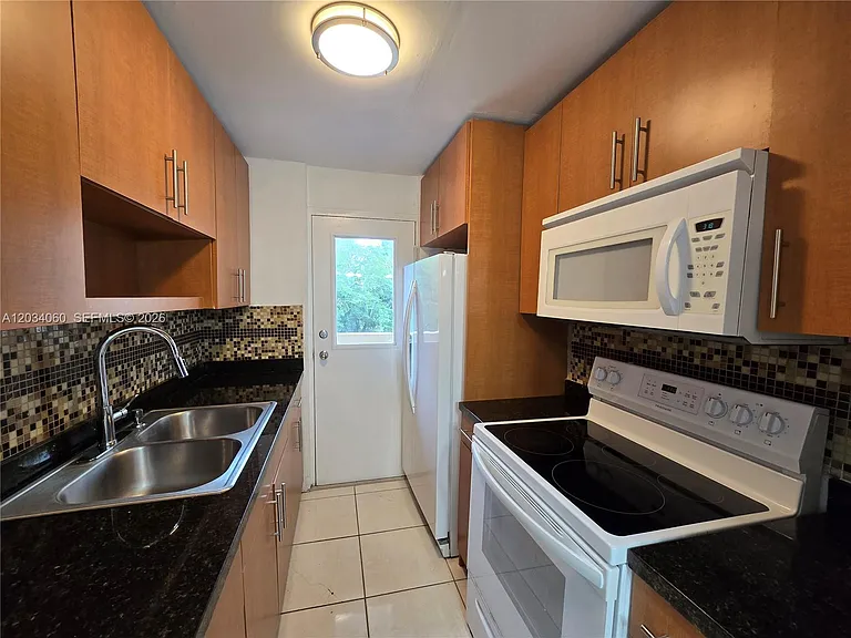 1475 NE 125th Ter #304-B — Photo 3