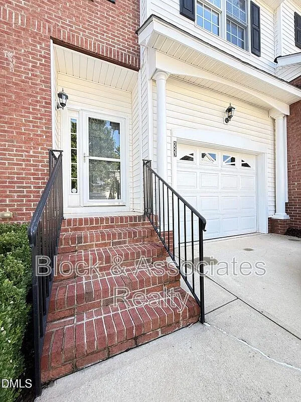 2 bed, 2.5 bath, 1516 sqft, $1,795 — Photo 2
