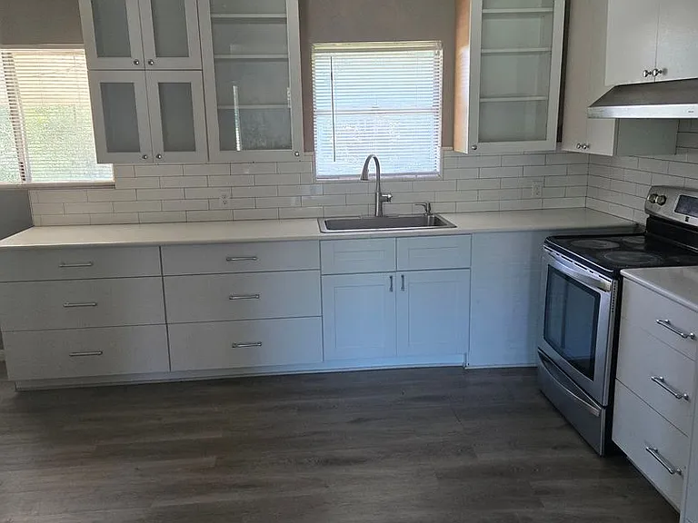 109 W Robin Ln — Photo 4