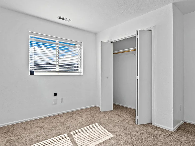 565 Redcliff Cir — Photo 18