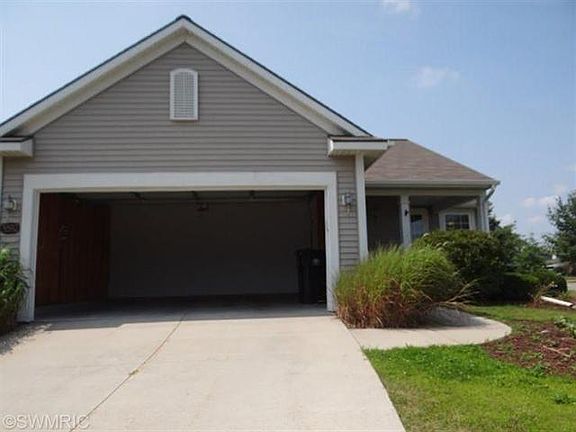 4th image of 5592 E De Blaay Ct SE