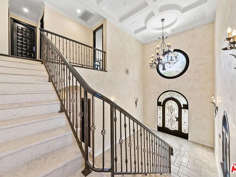 458 N Flores St — Photo 11