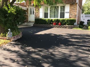 9020 Chestnut Dr, Hickory Hills, IL 60457