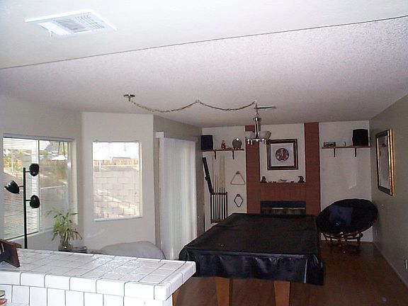 Family Room w/fireplace