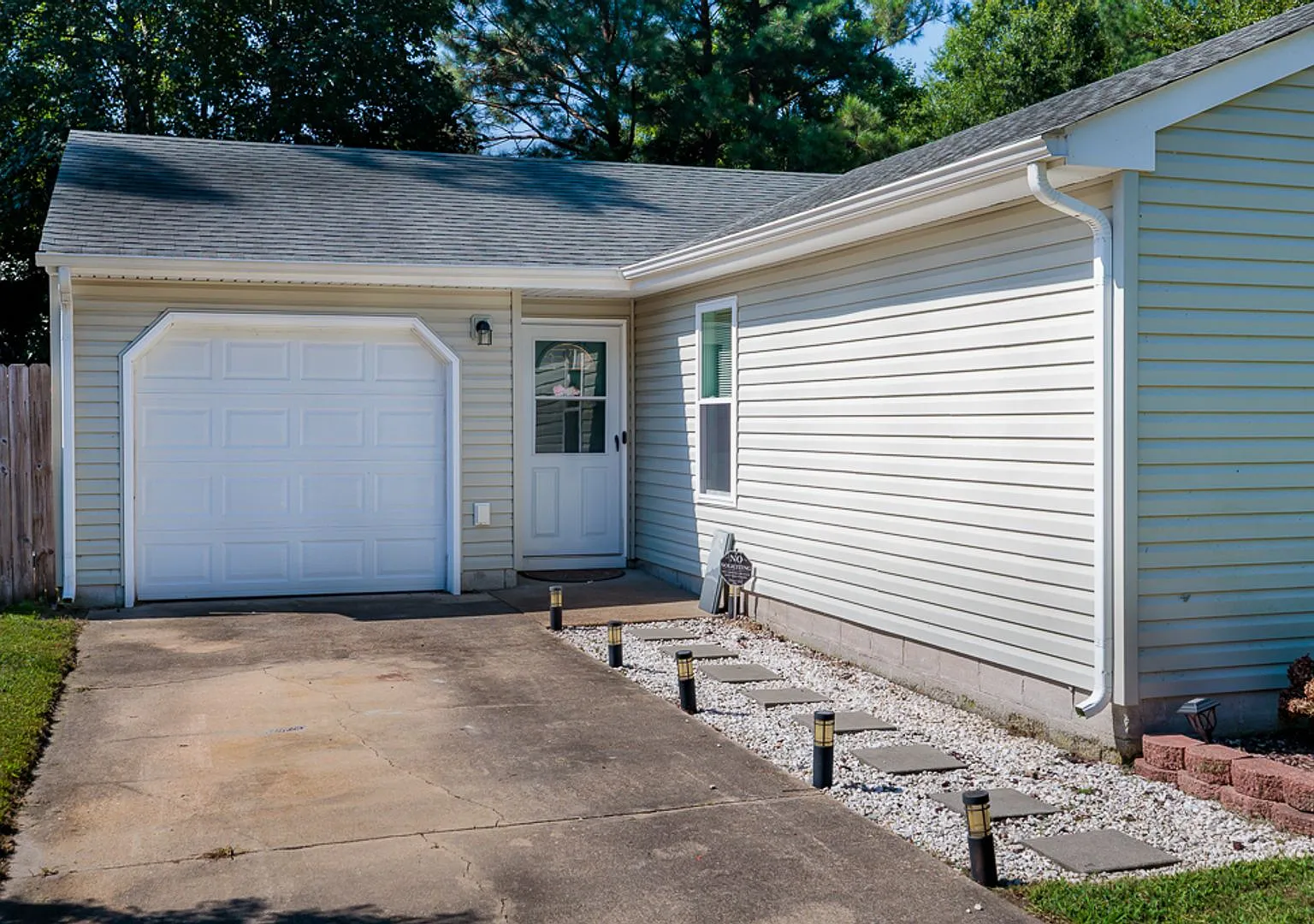 Welcome to this well-kept 1-story home with 3 bedrooms and 2 bathrooms in the heart of Virginia B... — Photo 4