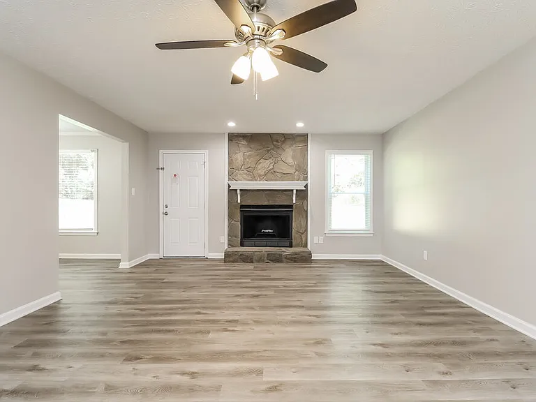 35 Riverside Ct — Photo 5