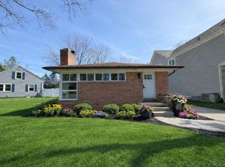 2051 Avondale St, Sylvan Lake, MI