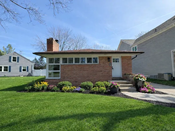 2051 Avondale St, Sylvan Lake, MI 48320