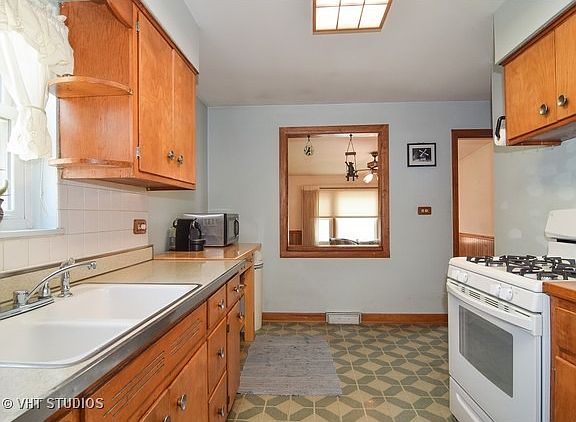 5th image of 317 E Maple Ave