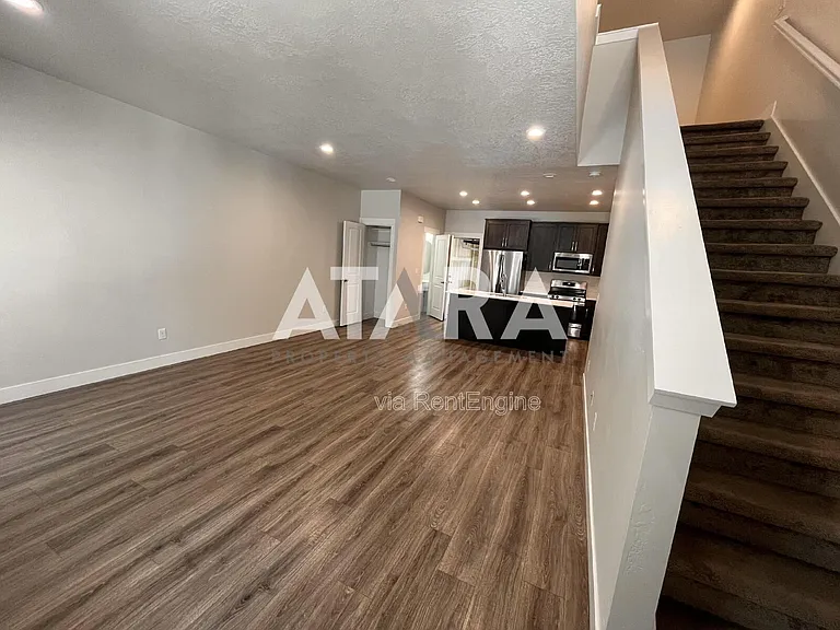 291 E Grace Ln — Photo 8