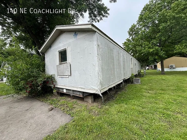 140 NE Coachlight Dr — Photo 1