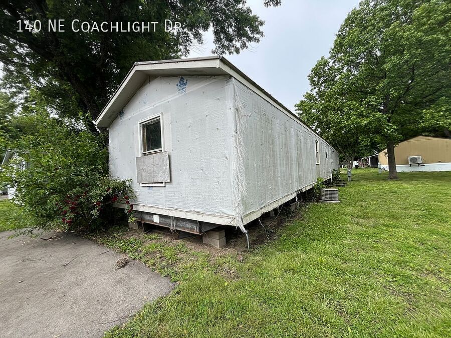 1st image of 140 NE Coachlight Dr