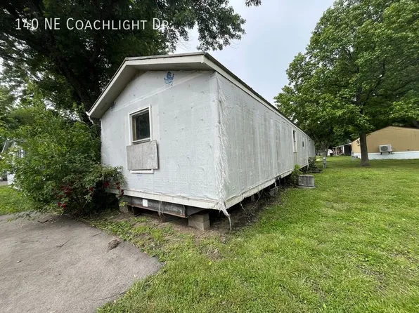 140 NE Coachlight Dr, Topeka, KS 66617