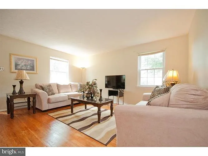 453 Hale St photo 1