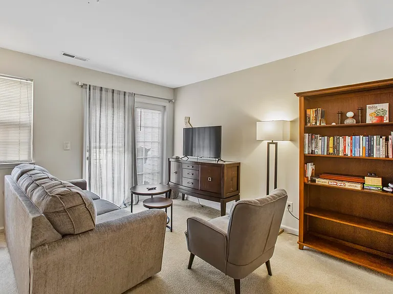 7915 Averette Hill Dr — Photo 8