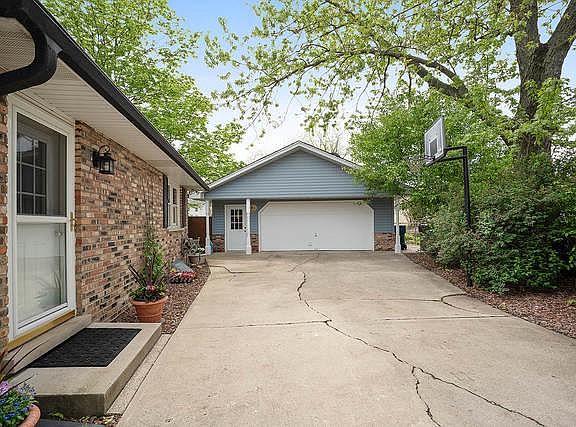 4th image of 9965 La Reina Real St