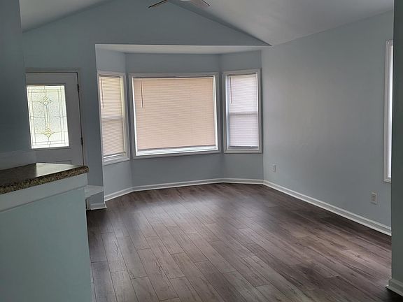 3rd image of 133 Basswood Ct