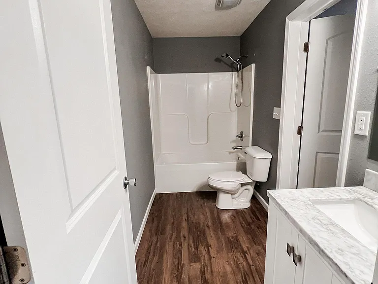504 E Boulevard St — Photo 8