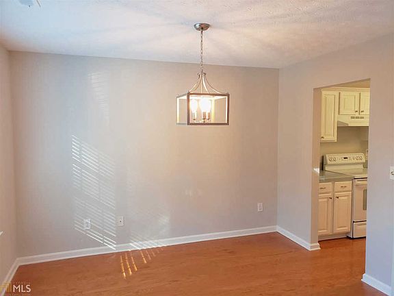3rd image of 100 Sagamore Ln