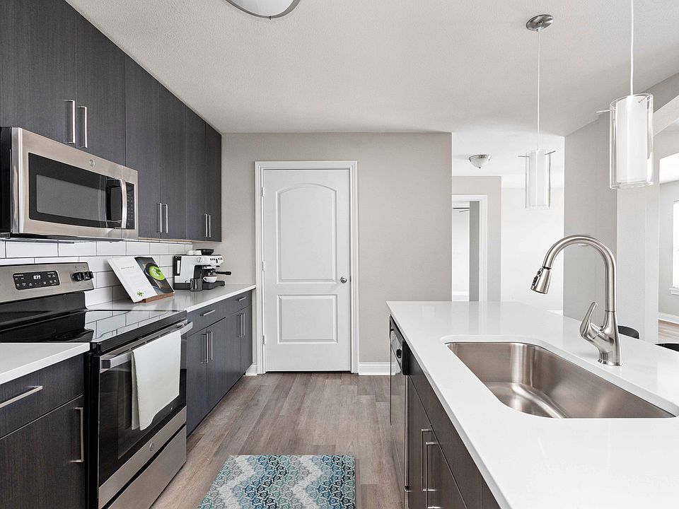 AutumnBreeze_2021_Kitchen_04_VirtuallyStaged