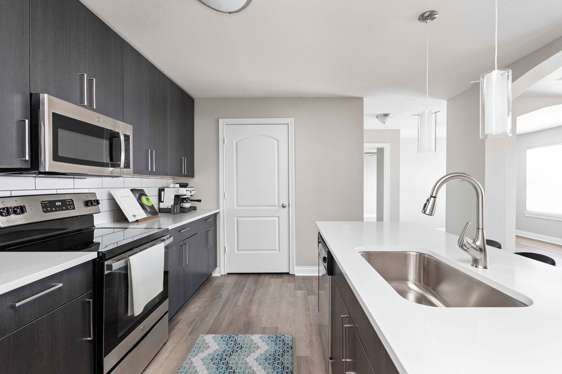 AutumnBreeze_2021_Kitchen_04_VirtuallyStaged