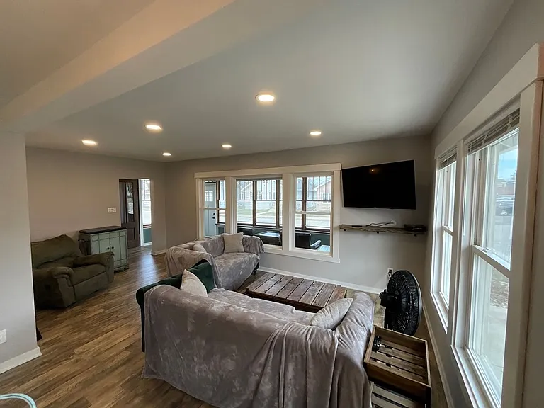 1336 Wolcott Ave — Photo 8