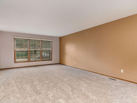 4th image of 903 Berkshire Dr