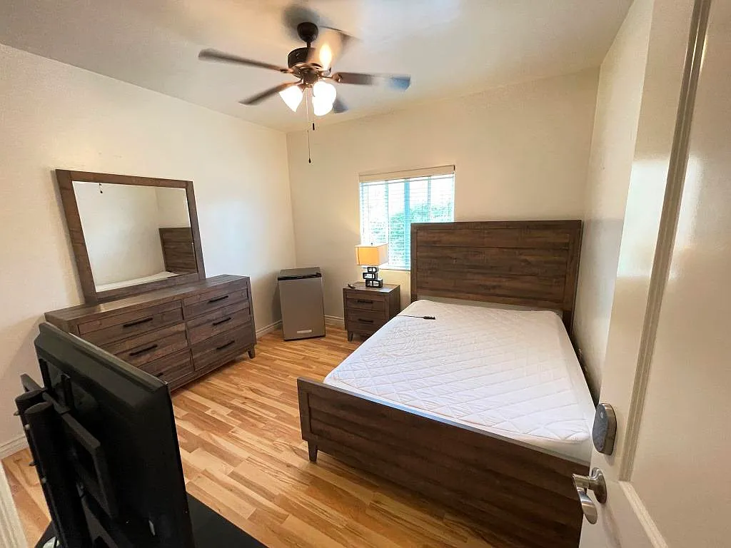 1 bed, 2200 sqft, $975 — Photo 2