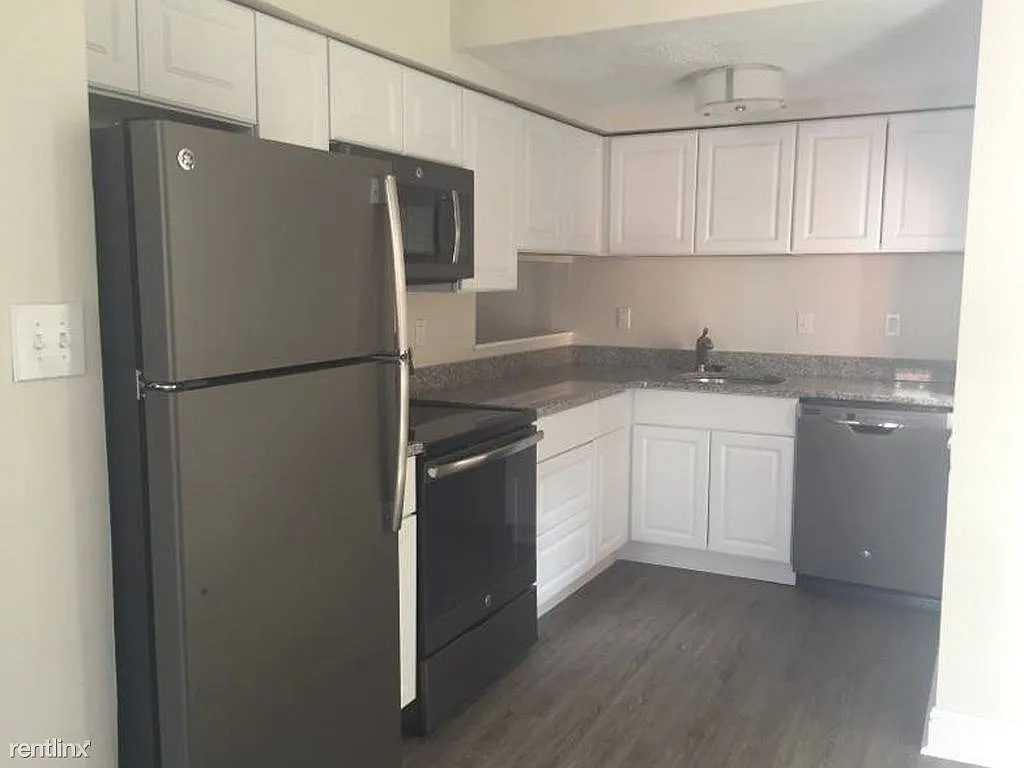 1303 W North Ave photo 1