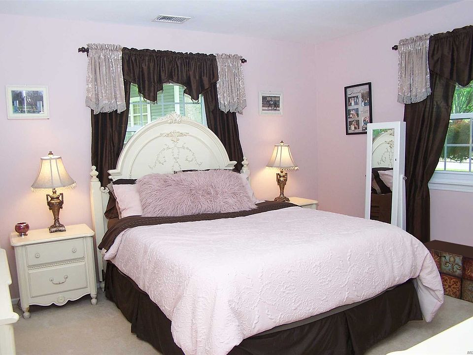 154 Colony Dr Holbrook, NY Zillow