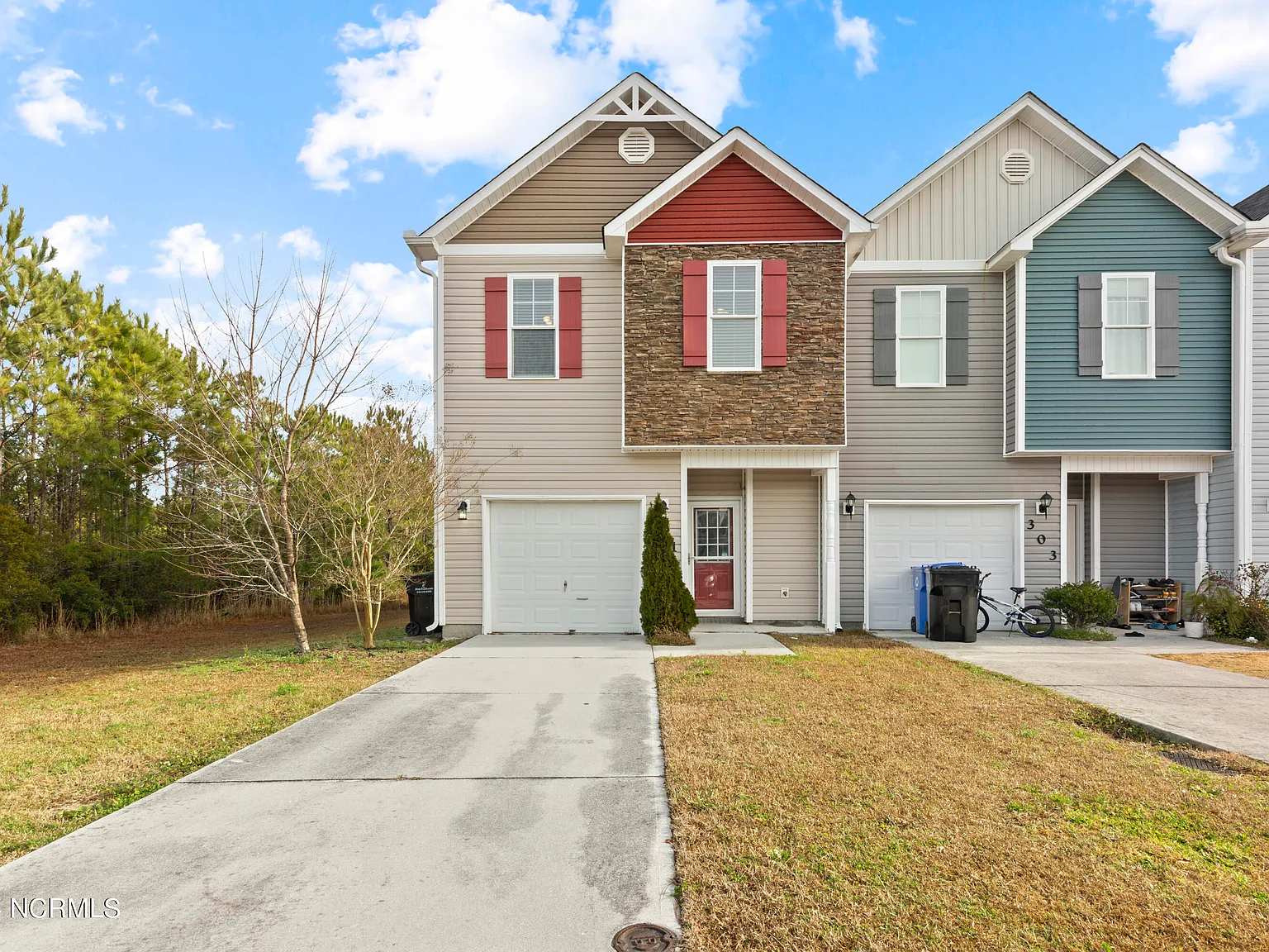 3 bed, 2.5 bath, 1637 sqft, $1,600 — Photo 1