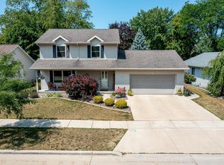 2105 Parkside Dr, Oshkosh, WI 54901