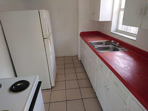 4th image of 640 NE 4th Ave APT 5