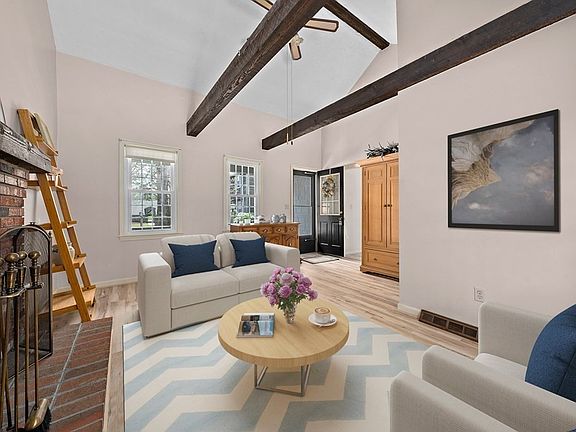 4th image of 32 Camelot Ct