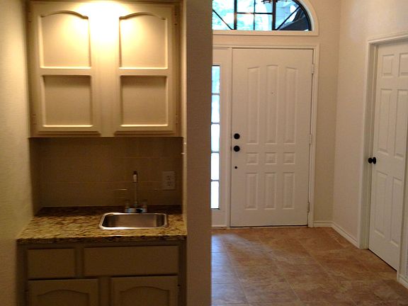 3rd image of 1605 Honeyweed St