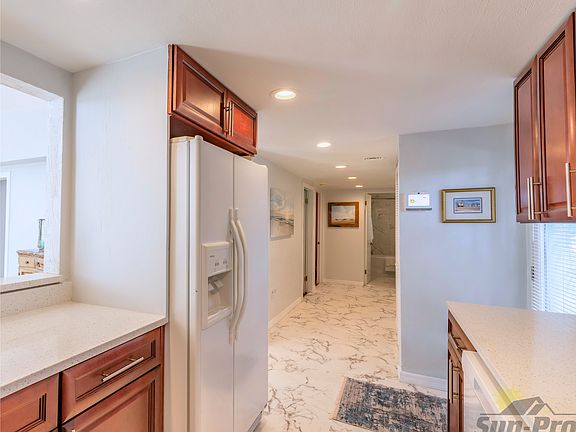 2nd image of 8 Fountainebleau Cir