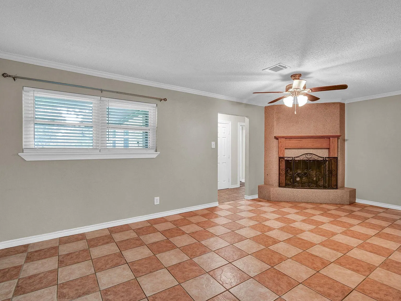 3 bed, 2.0 bath, 1484 sqft, $1,750 — Photo 2