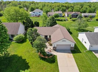 121 Meadow Ridge Ln, Madison, WI 53704