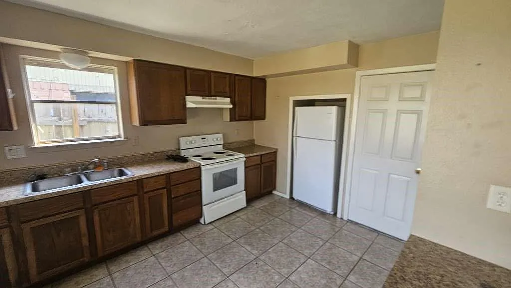 3 bed, 1.0 bath, 995 sqft, $1,650 — Photo 2