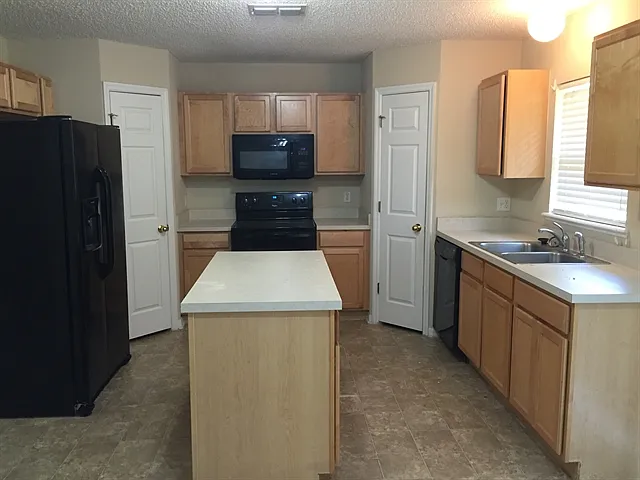 4 bed, 2.5 bath, 2192 sqft, $2,265 — Photo 3