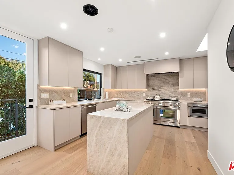 100 S La Jolla Ave — Photo 8