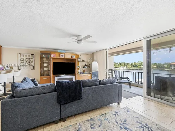 801 Palm Trl APT 10, Delray Beach, FL 33483